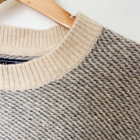 abercrombie and fitch sweater! - Picture 3 of 3